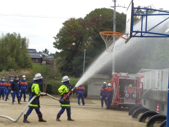 丸亀市消防団第17分団による放水訓練