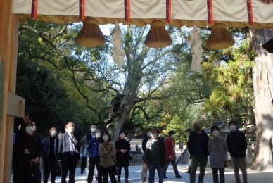 愛媛県大三島大山祇神社でボランティアガイドさんの説明を受けます