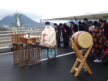飯野山を望む橋上で八幡神社宮司により粛々と行われました。