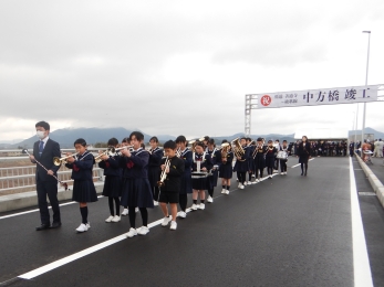 飯山南小学校の音楽クラブの行進です。