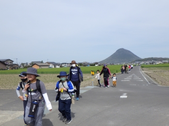 讃岐富士をバックに麦畑が風に揺れる中、歩きます。