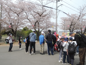 仁池と富士見館では、地域のクイズに頭をひねります。