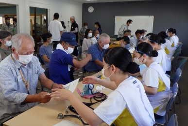 飯山高校看護科の皆さんの応援で、救急対応の体験をします。血圧、酸素濃度の確認です。