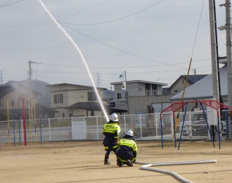 丸亀市消防団第17分団による放水訓練。