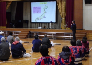 松村防災アドバイザーによる講演。30年以内の南海トラフ地震発生確率70～80％との説明や、地震から自分を守るための日頃の心がけを聞きました。