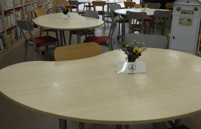 参加者は３0名。各テーブルに秋の花を添えて。