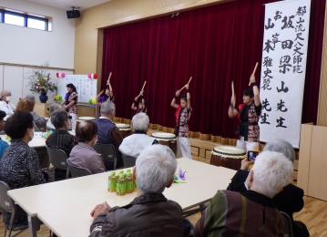 飯山南地区の子どもたちによるおじょも太鼓が、敬老会の幕を開けます。