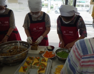 今回は押しずしです。薄焼き卵や具材の切込みなど手の込んだ料理です。