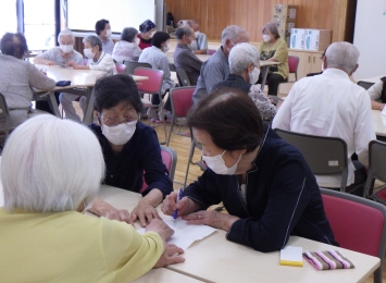 意見交換会では、おしゃべりに花が咲きます。