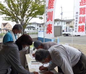 避難所開設で一番大切なのは受付です。まずは、市の様式2-3書類を書いていきます。