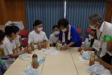 女性防火クラブが非常食の作り方を指導します。