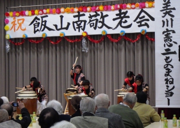 飯山南地区の子どもたちによるおじょも太鼓が、敬老会の幕を開けます。