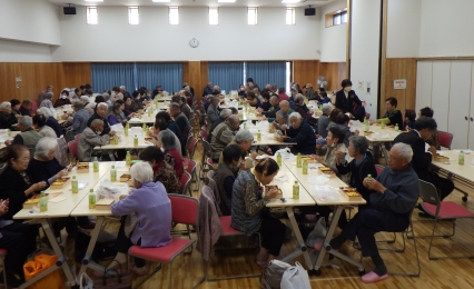 皆さんでふれあい会食です。また、来年もお待ちしています。