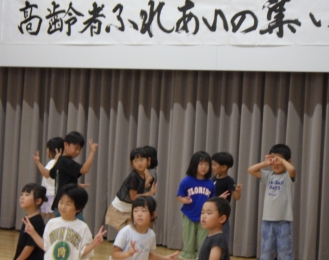 南保育所の5歳児の演技です。可愛い踊りににっこりします。
