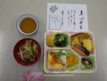 今回は押しずしです。薄焼き卵や具材の切込みなど手の込んだ料理です。