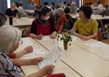 意見交換会では、おしゃべりに花が咲きます。