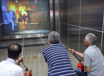 消火訓練、煙中避難訓練などを体験