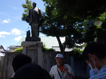 銅像前で、平賀家当主の平賀さんの説明を聞きます