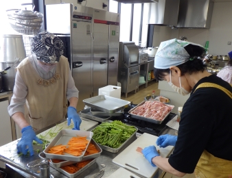 調理室にて調理中