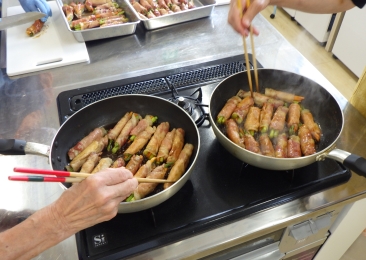 地元の新鮮なアスパラを豚肉で巻きます。