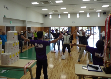 ラジオ体操で体をほぐします。