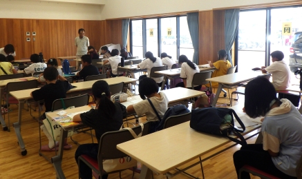 夏休みの宿題を持ち寄って静かに学習中。指導員が見守ります。