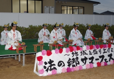 浦安の舞、巫女が厳かに美しく舞います