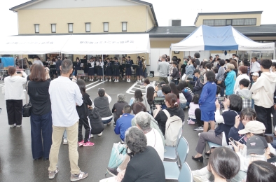 中学生の吹奏楽、シンフォニックウインズ香川は雨の為テントの中で演奏。奏でるハーモニーに感動しました。