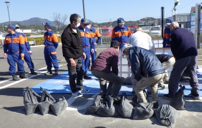 土のうの積み方訓練。消防団は、法の郷公園でポンプ操法も披露。
