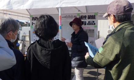 避難用品の説明を受けます。