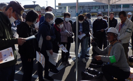 簡易トイレの組み立て方や使用方法の説明。