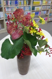 各テーブルの秋の花がお迎えしてくれます。