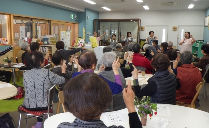 歌詞を手話で表現してみんなで歌いました。