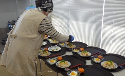 食堂班の皆さんが着々と料理を仕上げていきます。