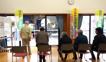 交通安全教育車「まなぶちゃん」の体験学習。